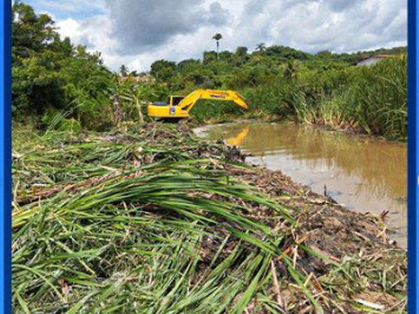 Secretaria de Obras, está realizando a limpeza do Rio Castro